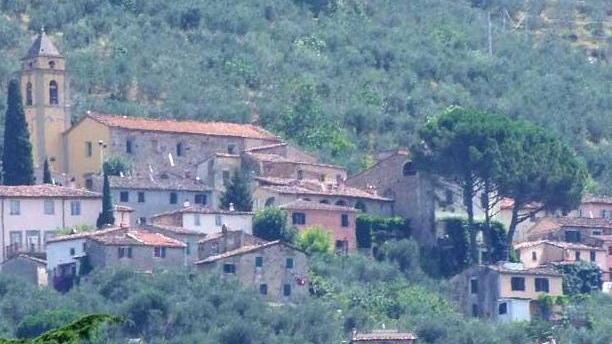 Svegliato dai colpi dei ladri riesce a metterli in fuga