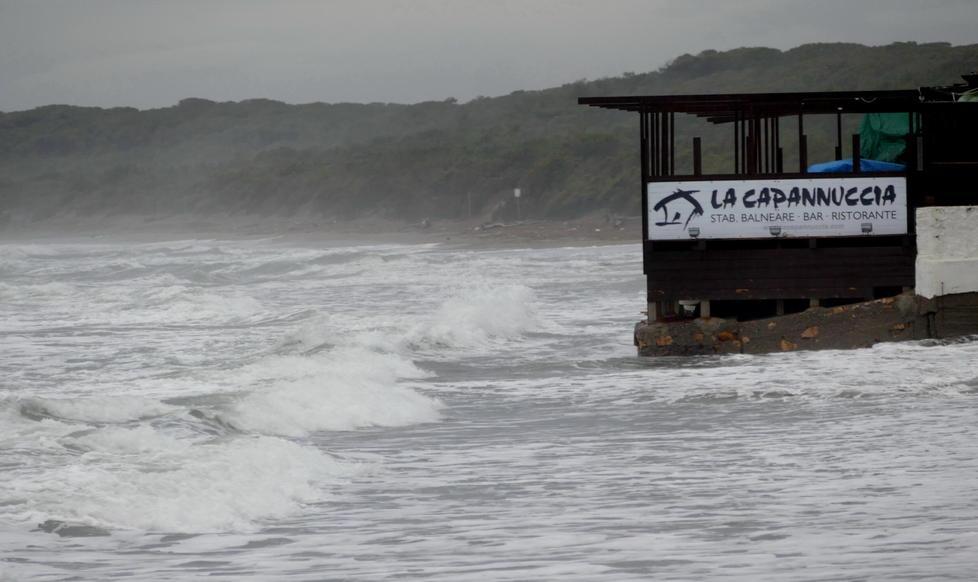 Ansedonia, mareggiata divora la spiaggia