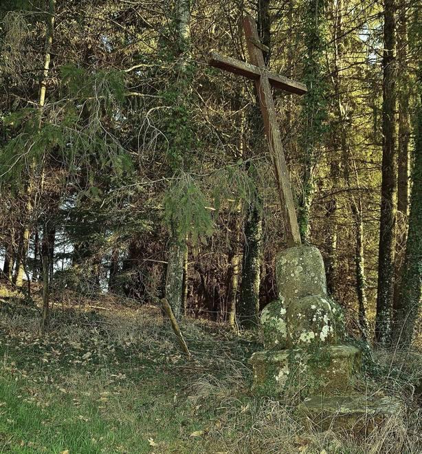 Due volontari per restaurare l’antica croce 