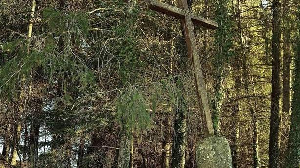 Due volontari per restaurare l’antica croce