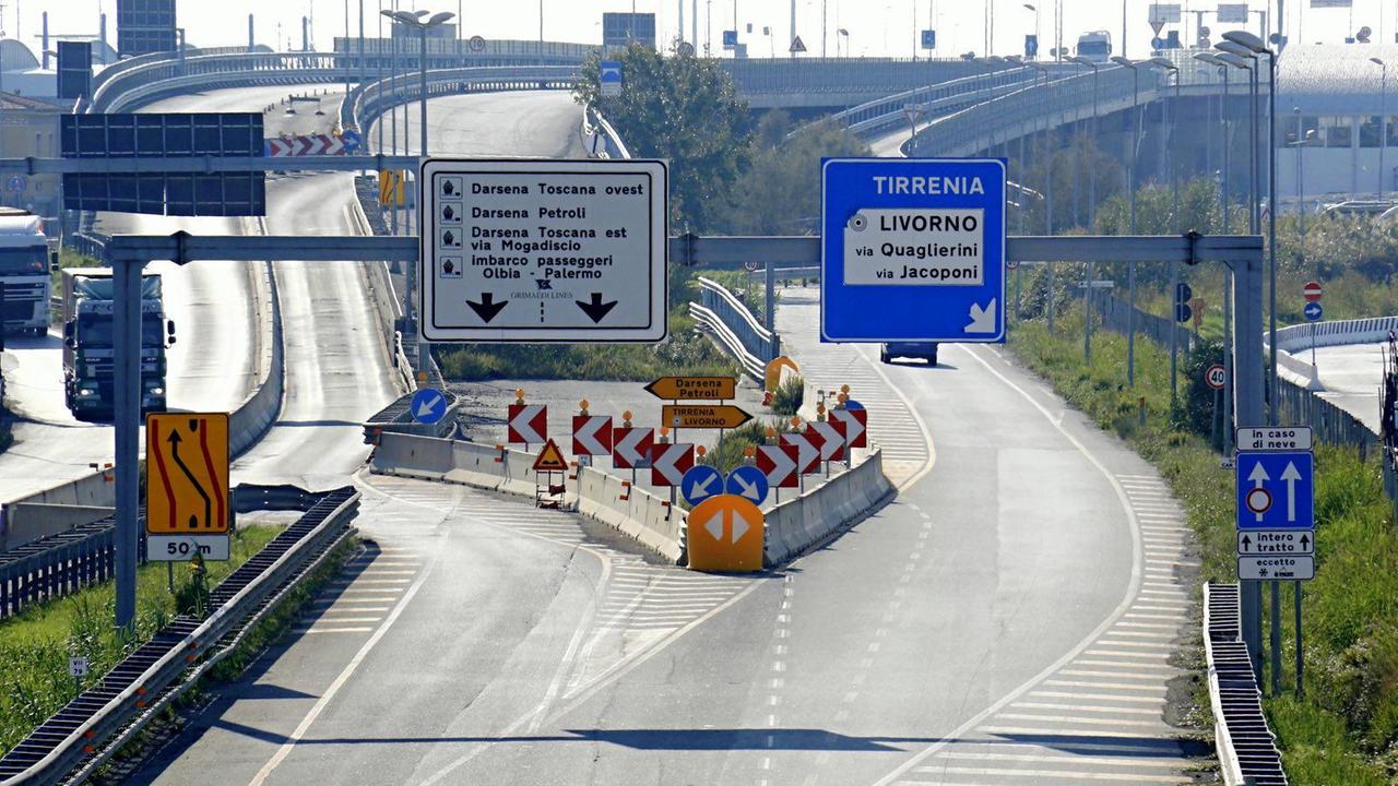 Maxi-buca, 2-3mila auto e Tir fanno lo slalom ogni giorno