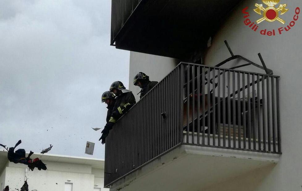 Fiamme nel condominio, cinque intossicati 