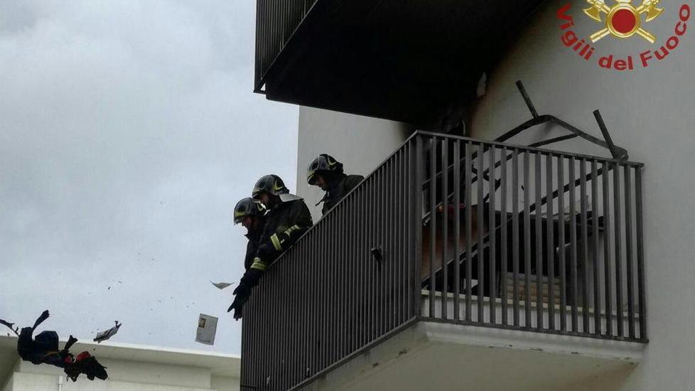 Fiamme nel condominio, cinque intossicati