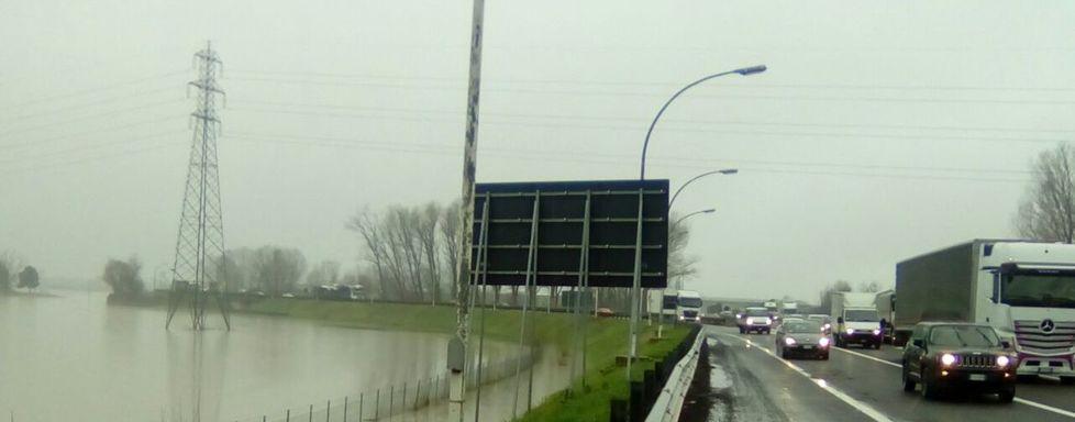 Un fiume di auto, traffico in tilt 