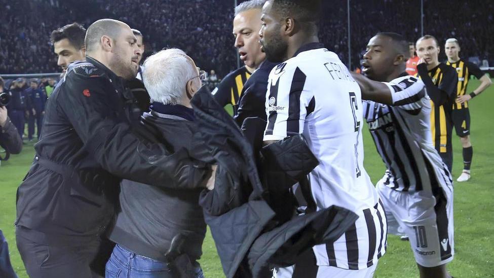 Paok, il patron armato entra in campo Sospesi i campionati
