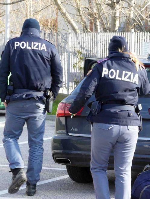 Anziano vittima di furto Ragazza gli sfila l’orologio