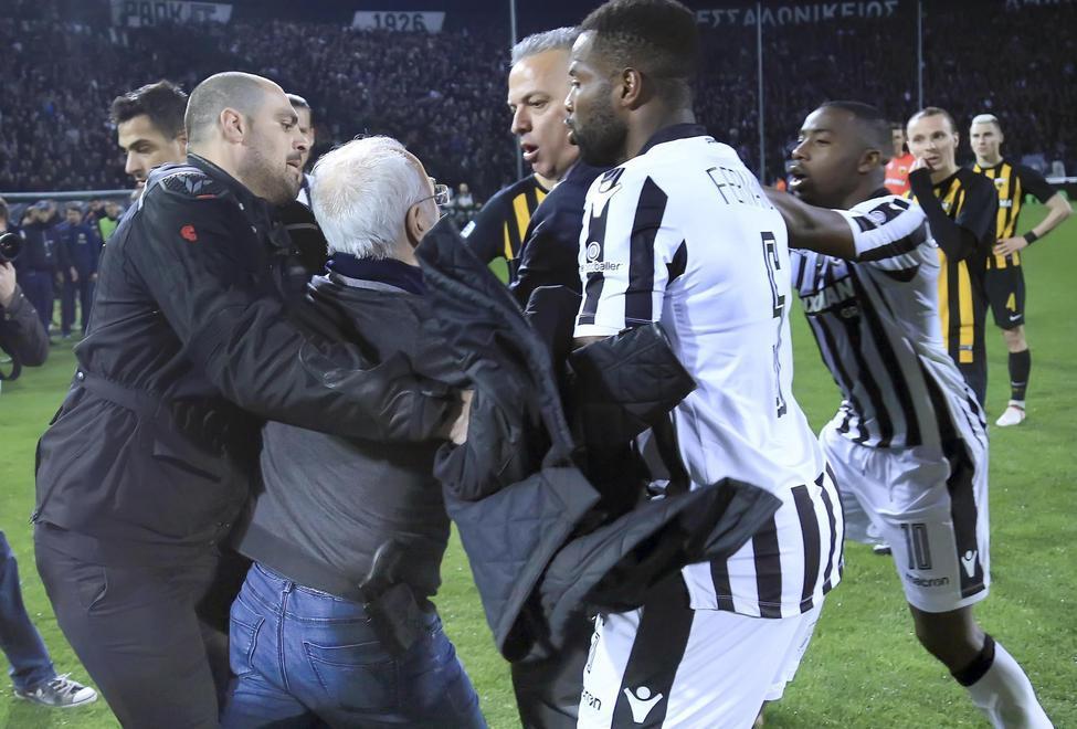 Paok, il patron armato entra in campo Sospesi i campionati 