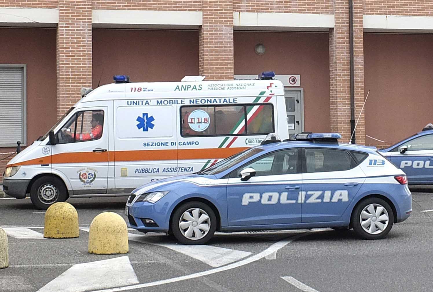 Una volante della polizia all'ospedale di Cisanello (foto d'archivio)