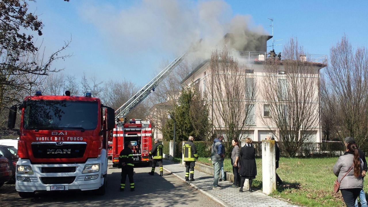 Fiamme sul tetto di un'abitazione, operaio in ospedale