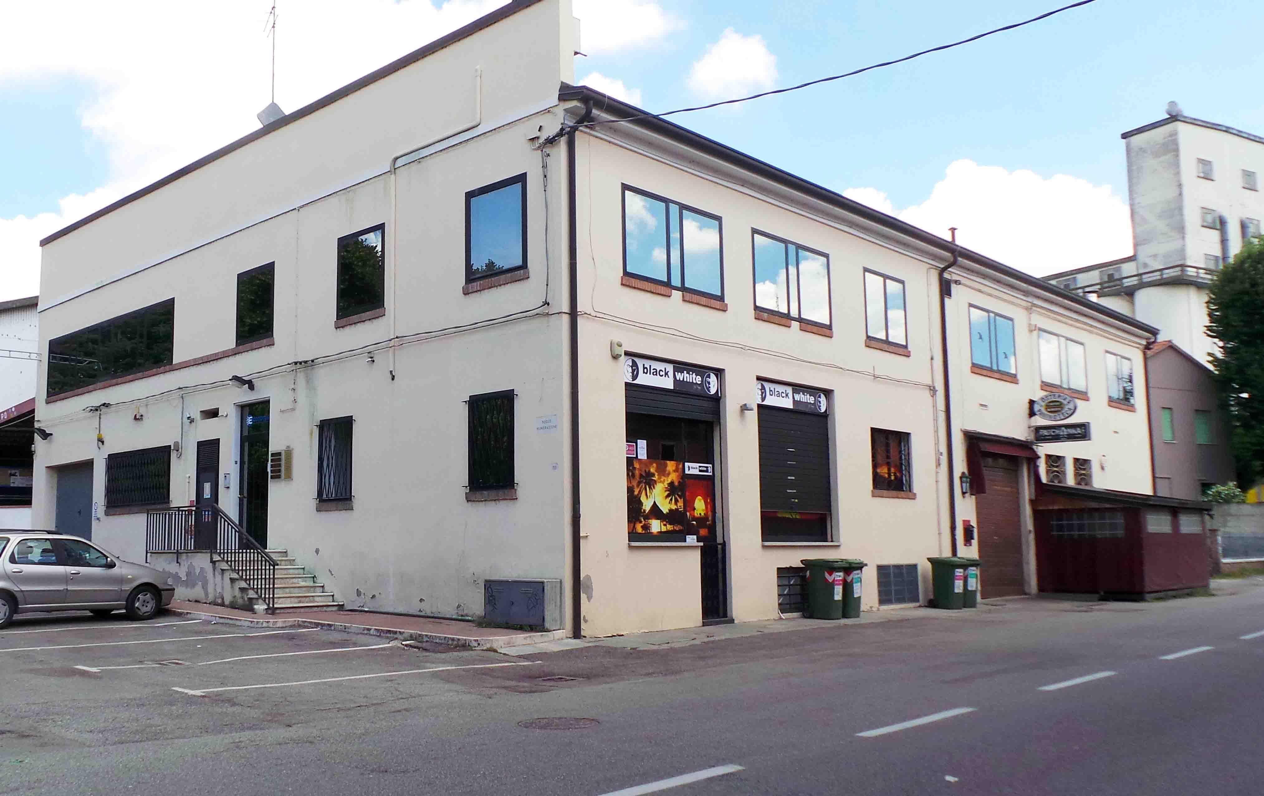 L'esterno del locale a Pontelagoscuro