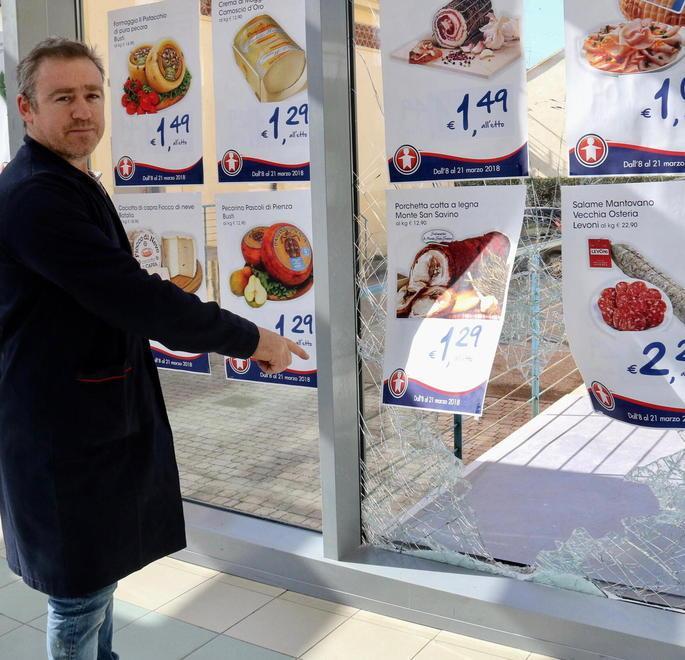 Sfondano la vetrata per rubare nel supermercato 