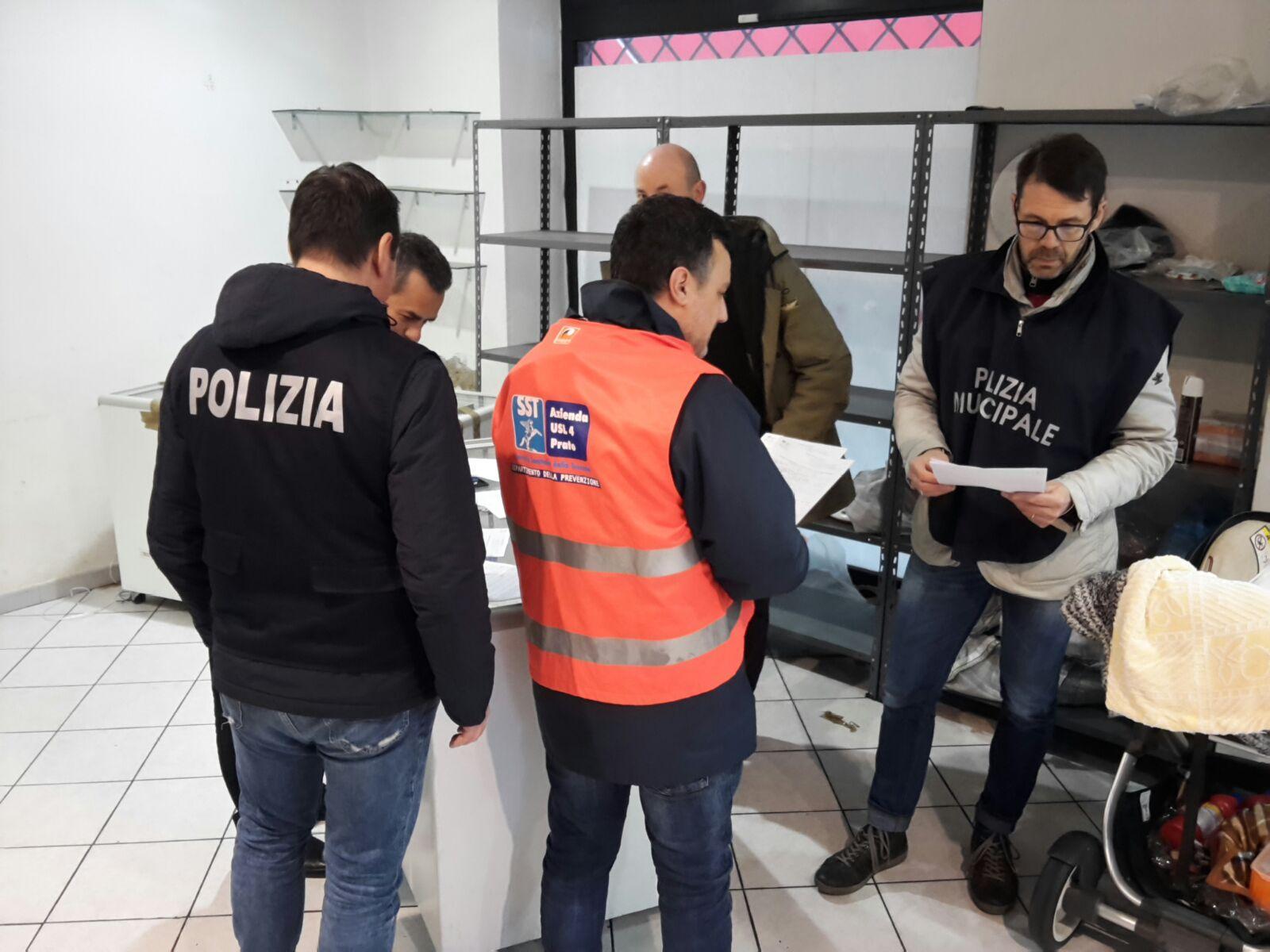 Un momento del controllo nel market da parte delal Squadra interforze