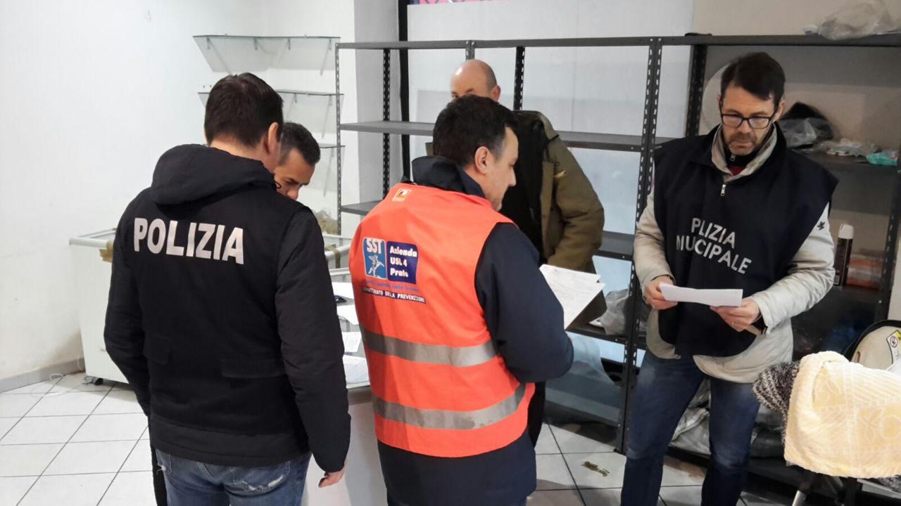 Un momento del controllo nel market da parte delal Squadra interforze