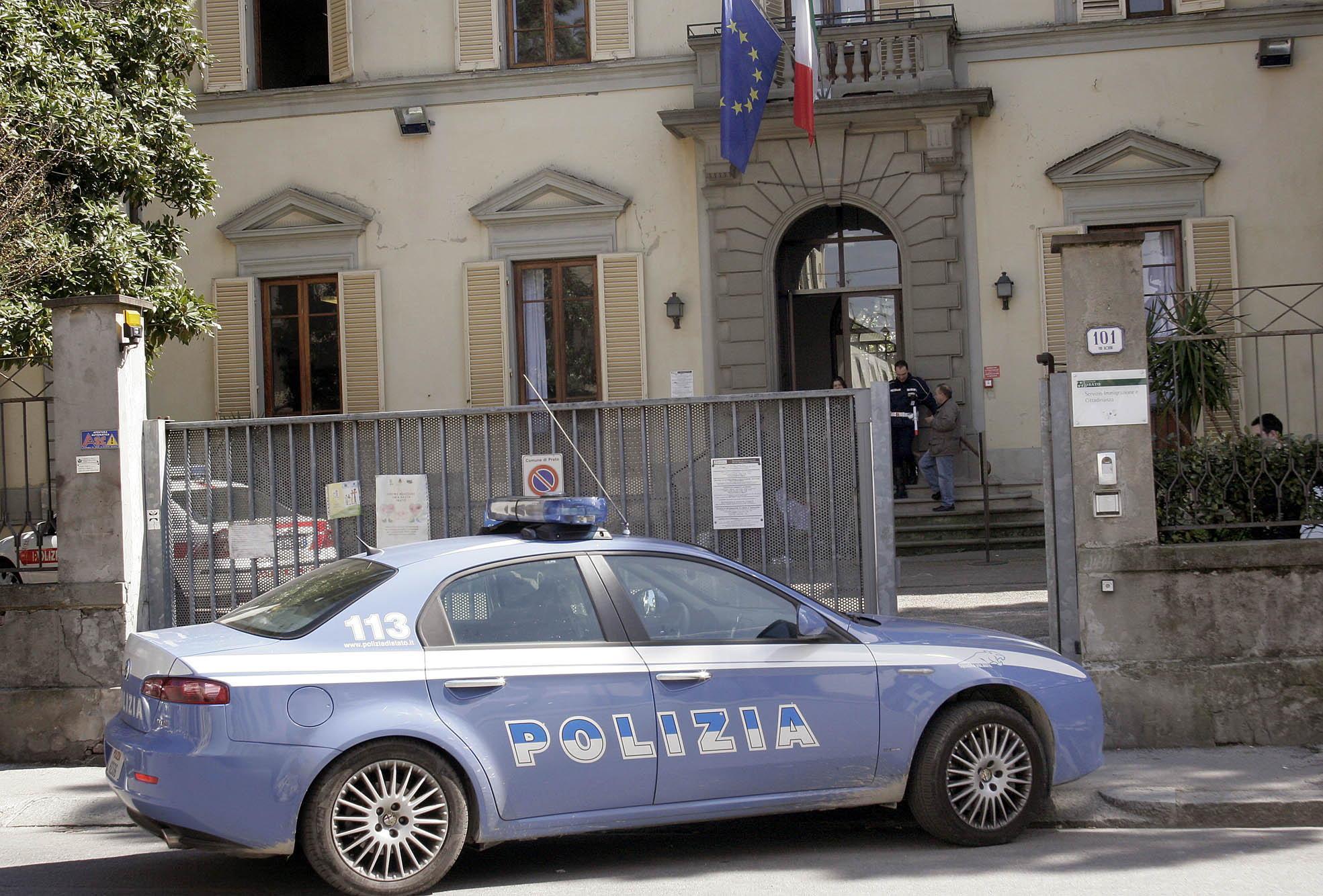 Una volante della polizia davanti all'Assessorato ai servizi sociali di via Roma