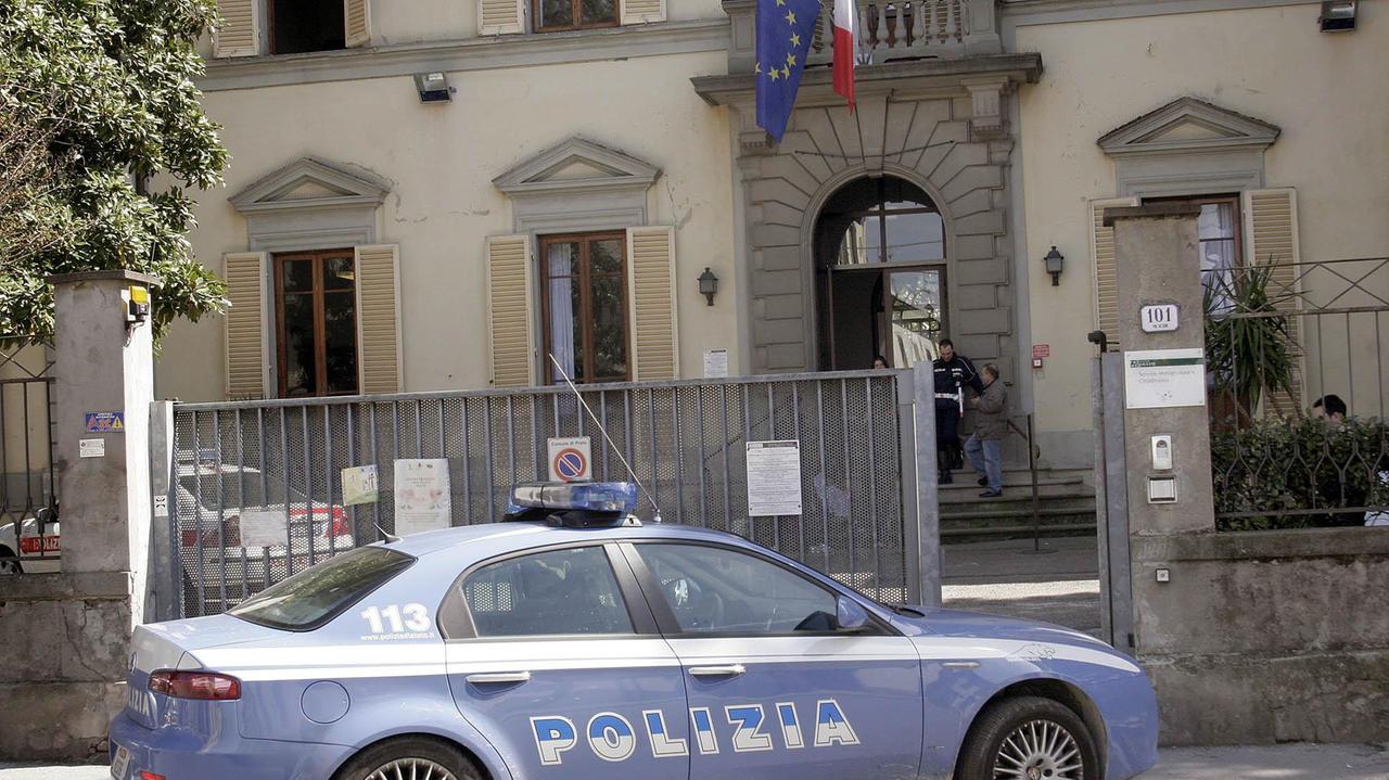 Una volante della polizia davanti all'Assessorato ai servizi sociali di via Roma