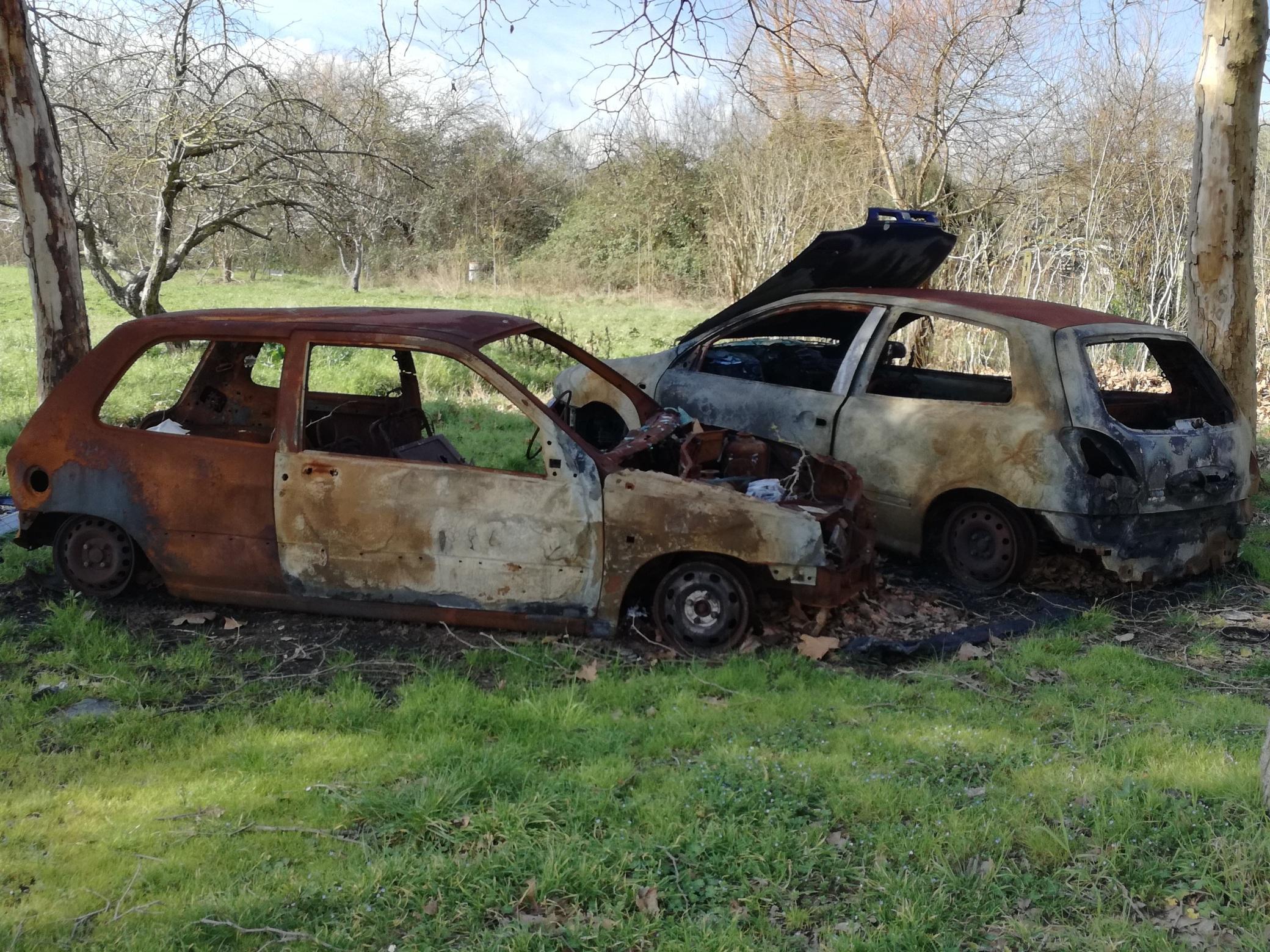 Auto bruciate nella piazzola di Pietroconti
