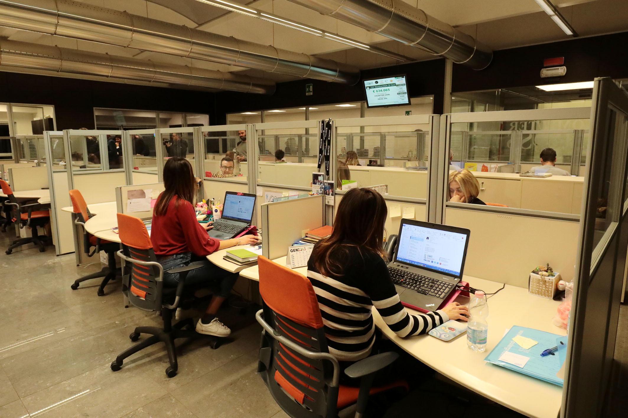 Al lavoro all'interno della sede del gruppo Sesa (foto agenzia Carlo Sestini)