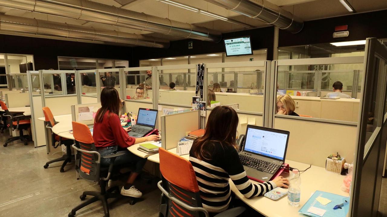 Al lavoro all'interno della sede del gruppo Sesa (foto agenzia Carlo Sestini)