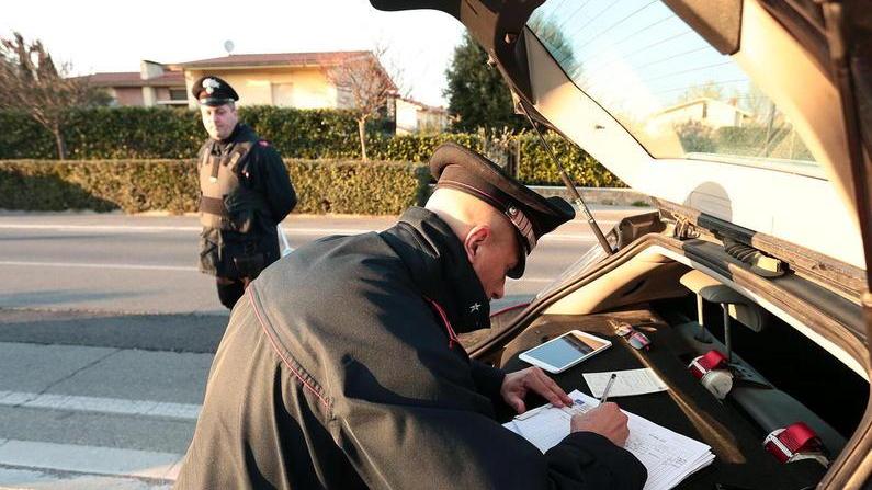 Folle fuga nei campi: bloccato da 8 militari davanti ai passanti