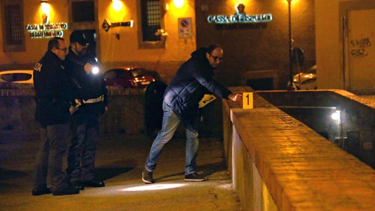 Accoltellato in via degli Avvalorati: tre arresti