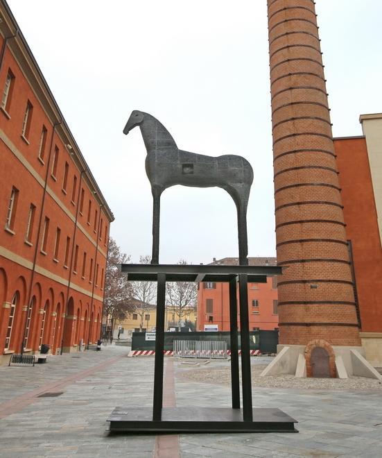 Il cavallo di Paladino pronto a scendere dal suo piedistallo 