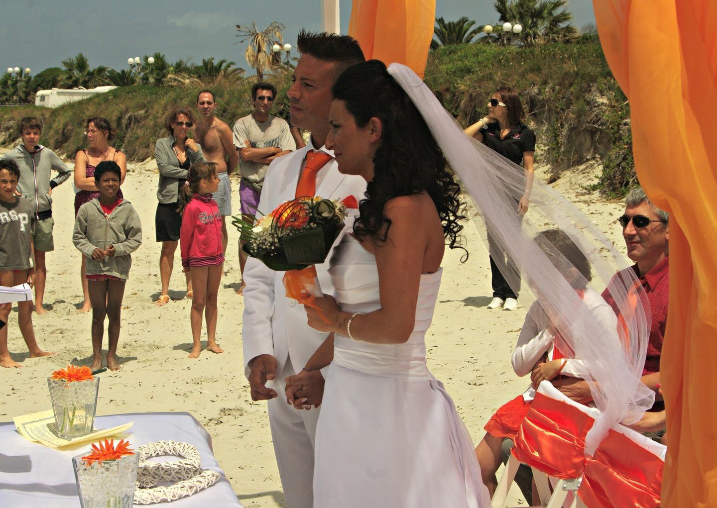 Matrimoni in spiaggia sempre più stranieri scelgono la Sardegna 