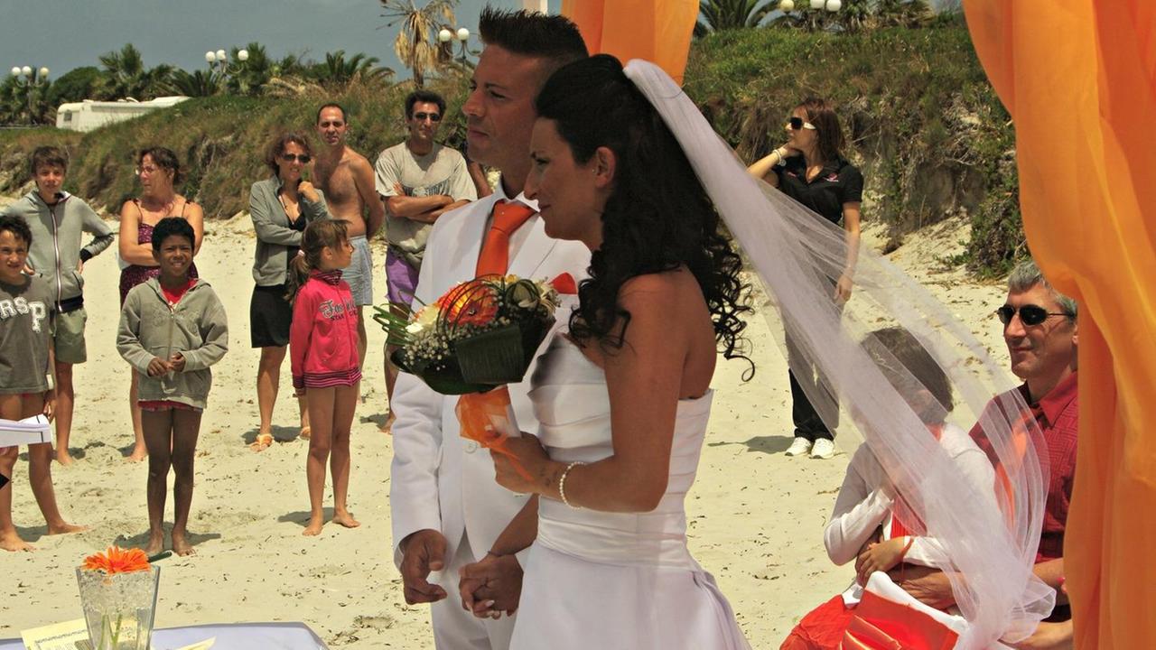 Matrimoni in spiaggia sempre più stranieri scelgono la Sardegna 