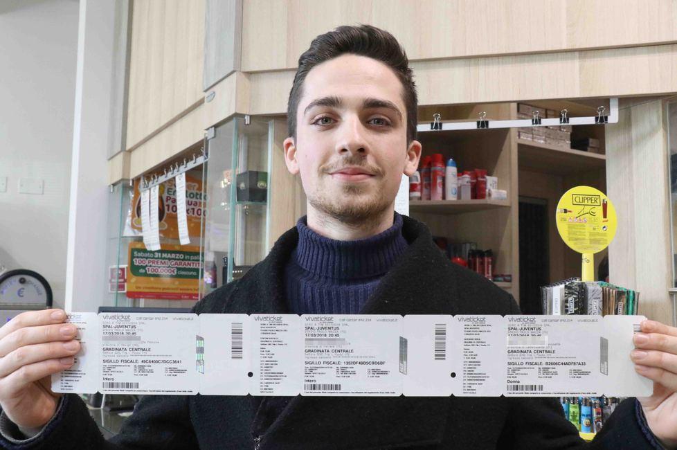 Il biglietto esibito da un tifoso come un trofeo