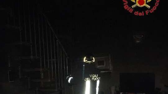 Paura alla Maddalena: il fuoco devasta una casa, ragazza si salva calandosi dalla finestra