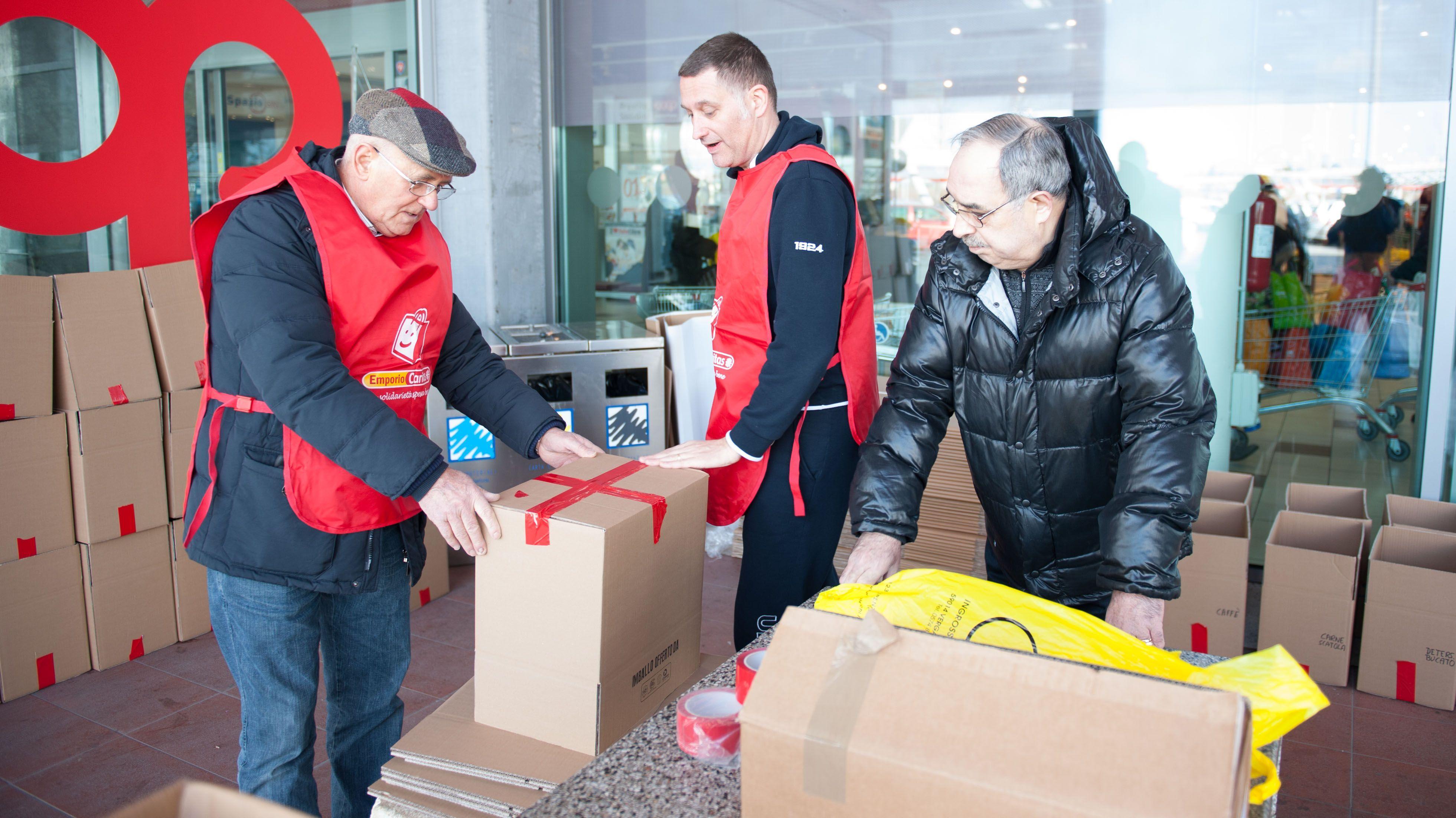 La raccolta in favore dell'Emporio della solidarietà di Prato