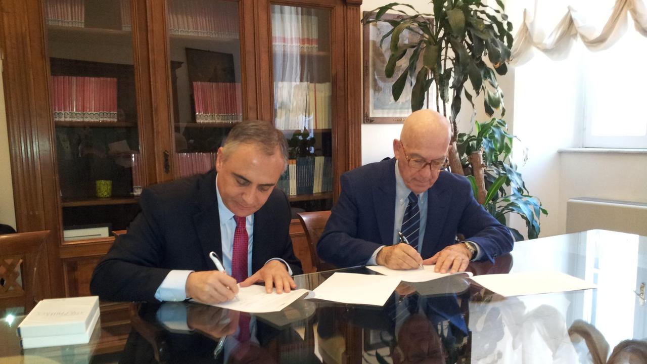 La firma dell'accordo tra Albani e Garante italiano nel 2015