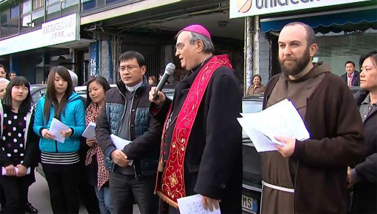 Il vescovo Franco Agostinelli durante una Via Crucis in Chinatown