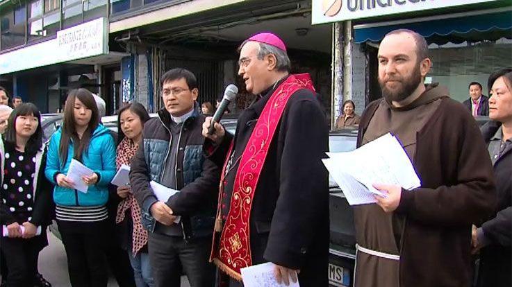 Il vescovo Franco Agostinelli durante una Via Crucis in Chinatown