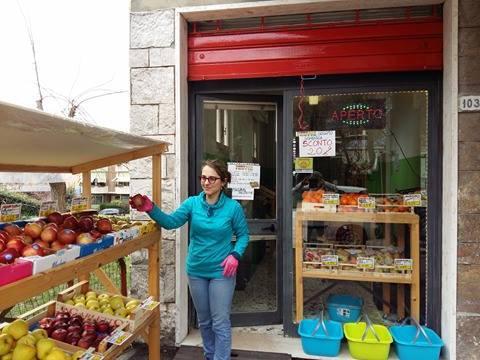 Lucia Chiti e davanti alla vetrina di  “Siamo alla frutta"