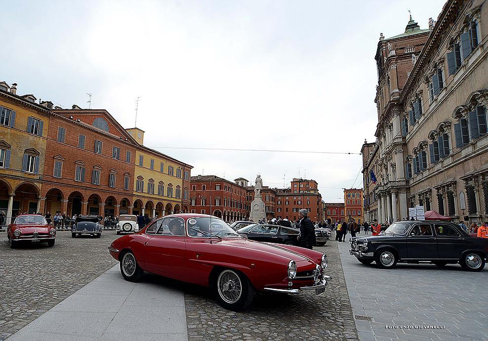 Auto d'epoca in piazza Roma in un'edizione passata del Concorso d'Eleganza (Foto di Enzo Giovanelli)