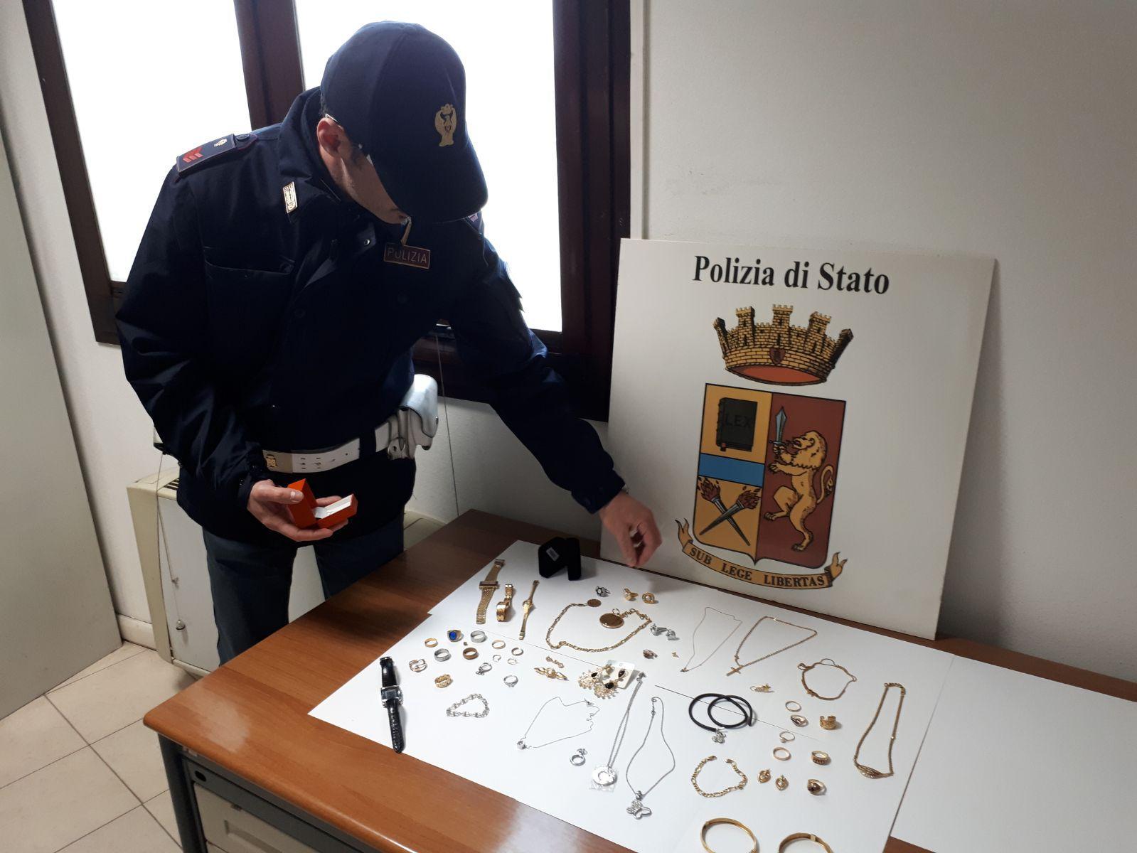 Modena, pagavano la droga con gioielli rubati: arrestato un pusher 