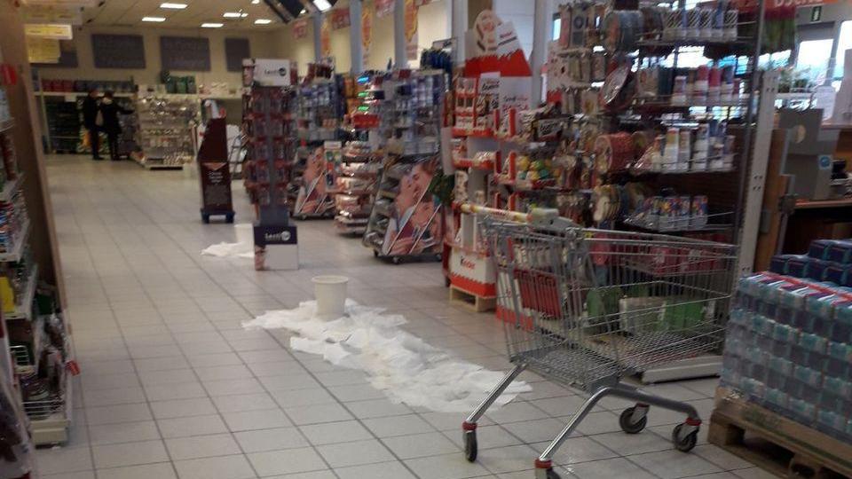 Al Conad di Taneto pioggia e freddo tra le corsie
