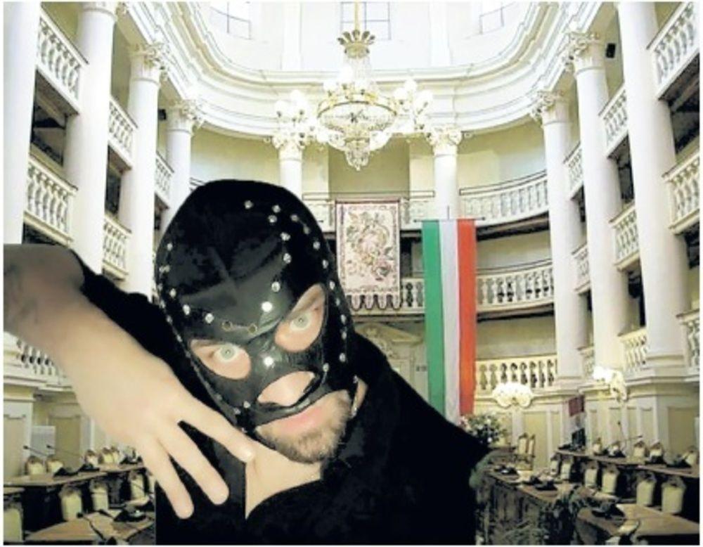 Mistero, il lottatore mascherato di wrestling lascia il ring: pronto a diventare consigliere M5s a Reggio Emilia 