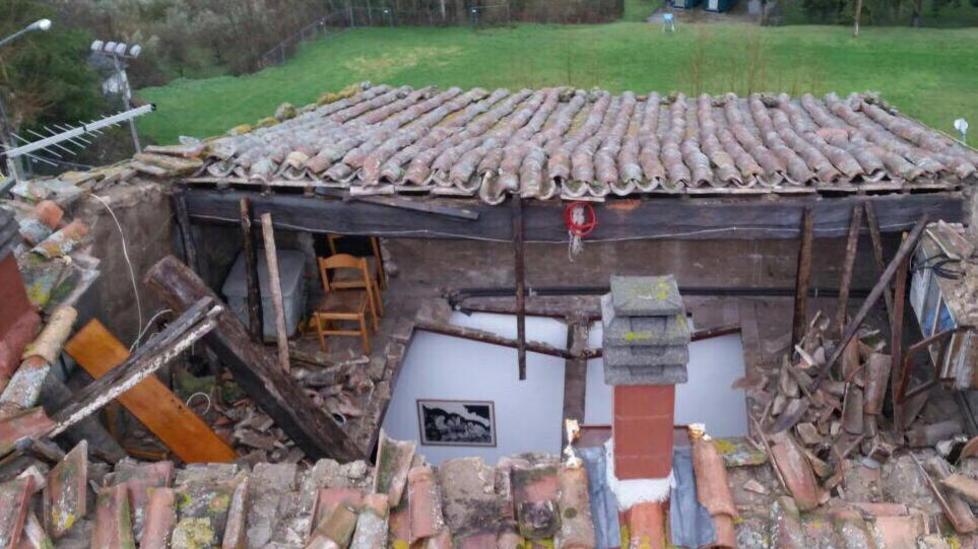 Crolla un tetto, evacuate 5 famiglie 