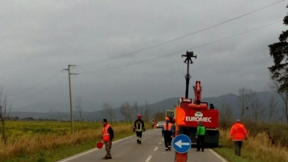 Camion colpisce cavi elettrici Una scarica lo attraversa