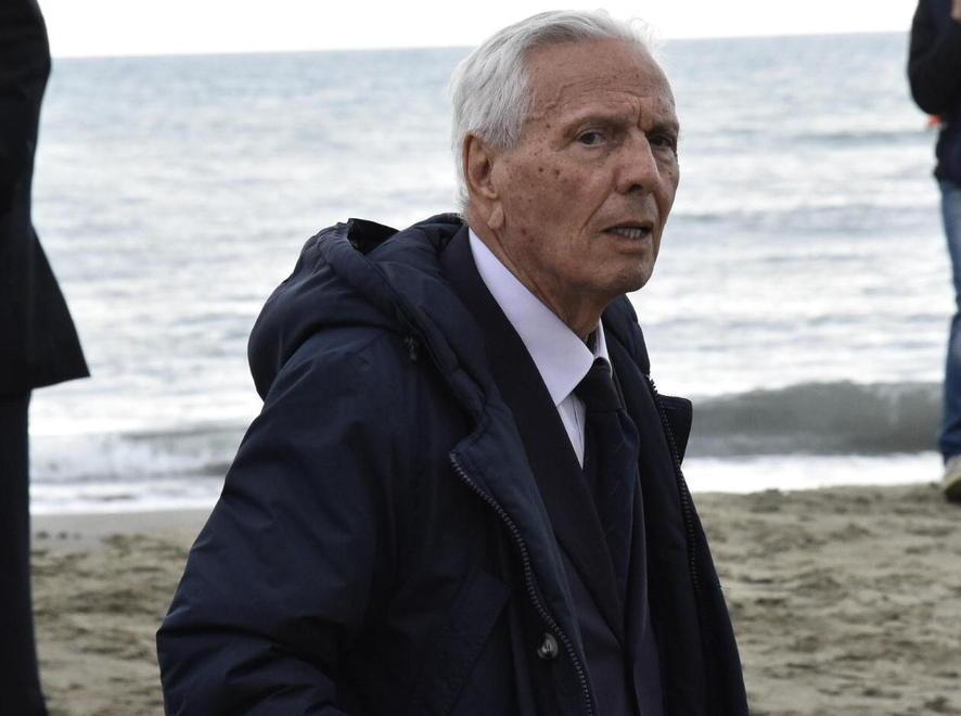 Uomo tutto d’un pezzo Gli agenti d’Italia sul “presentat-arm” 