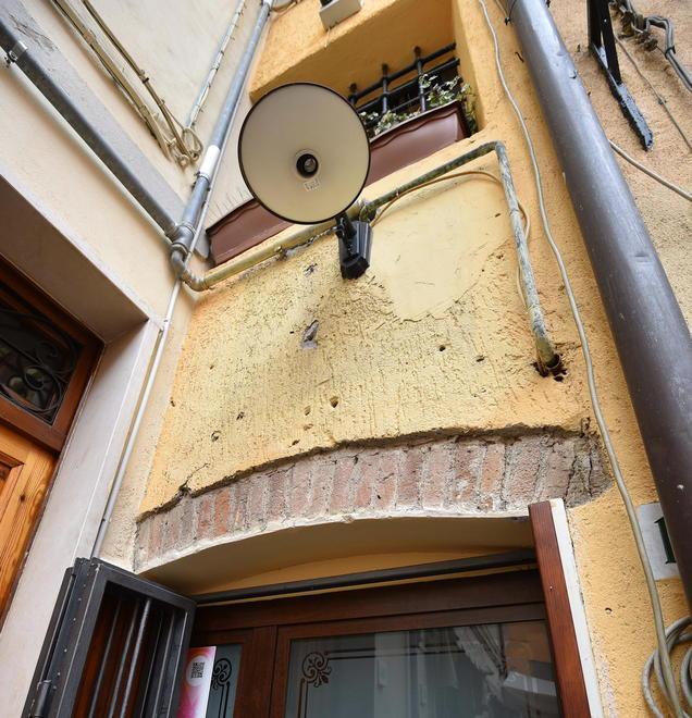 13 Gobbi, insegna del pub rubata ed esibita in piazza 
