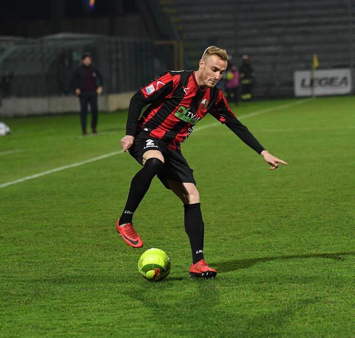 Tavanti spinge Vuole segnare il gol dell’ex