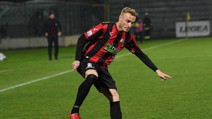 Tavanti spinge Vuole segnare il gol dell’ex