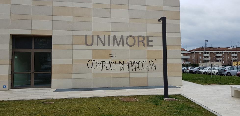 Scritte sui muri contro l’Università