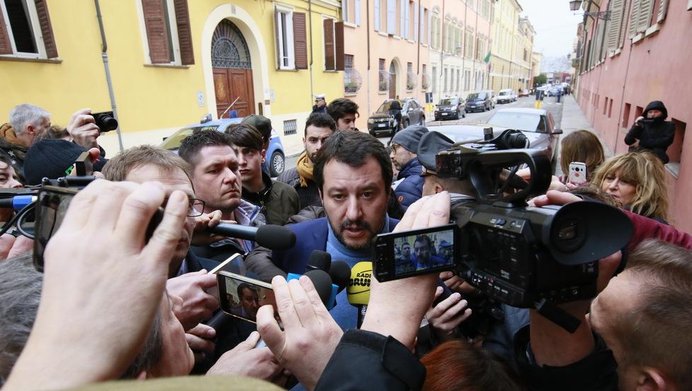 Salvini sfoggia il Rosario «Don Erio stia tranquillo» 