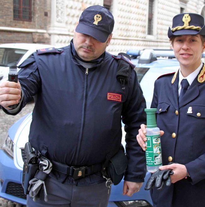Poliziotti addestrati a usare spray urticante