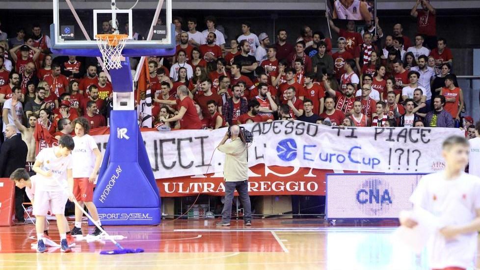 Striscione contro il presidente Fip