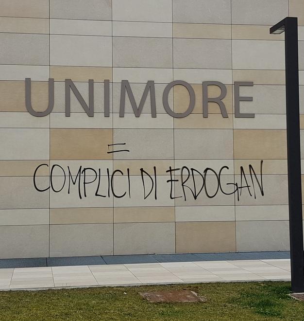 Scritte contro Erdogan sui muri dell’ateneo La condanna dell’Unione Universitaria
