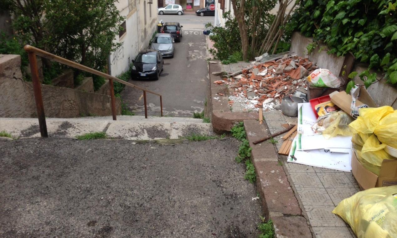 Via Angioy, gradinata invasa di rifiuti